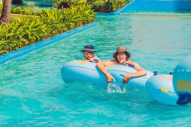 Père et fils s'amusent au parc aquatique