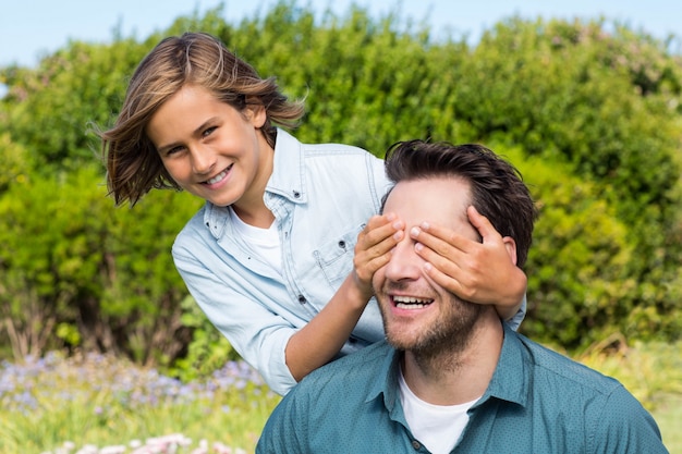 Père et fils s&#39;amusent