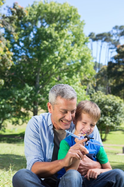 Père et fils s&#39;amuser dans le parc