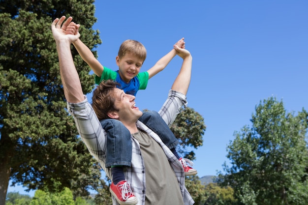 Père et fils s&#39;amuser dans le parc