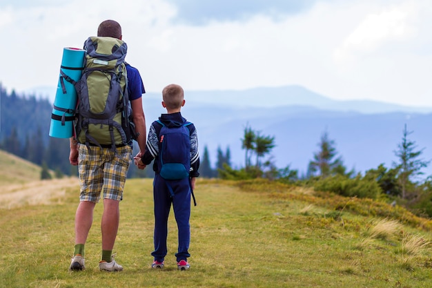 Père et fils avec sacs à dos de randonnée ensemble