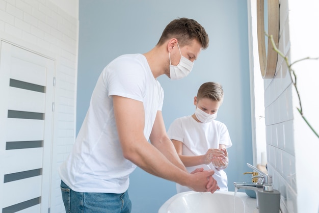 Père Et Fils Se Laver Les Mains Dans L'évier