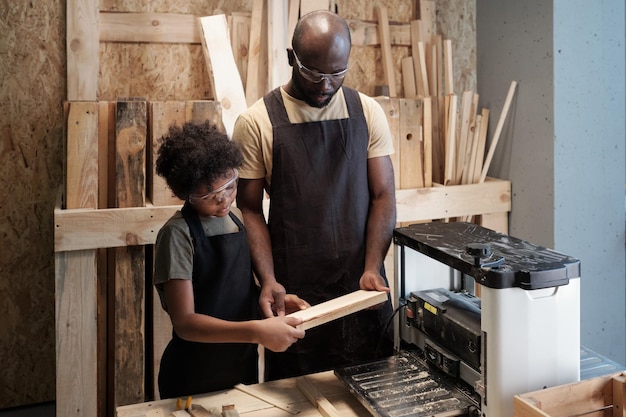 Père et fils se lient ensemble dans un atelier