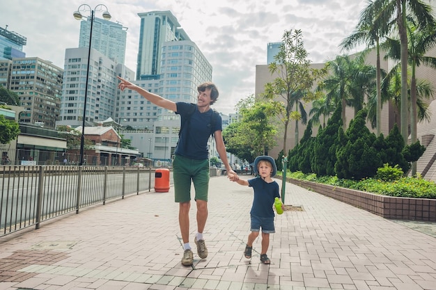 Père et fils se promènent dans Hong Kong. Voyager avec le concept d'enfants.