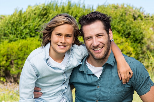 Père et fils, souriant à la caméra