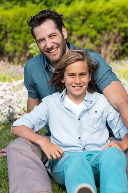 Père et fils, souriant à la caméra