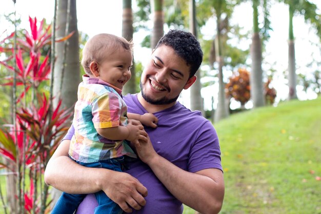 Père et fils souriant ensemble dans la nature