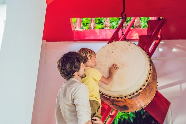 Père et fils touristes regardent Wat Chalong est le temple le plus important de Phuket.. Voyager avec des enfants concept