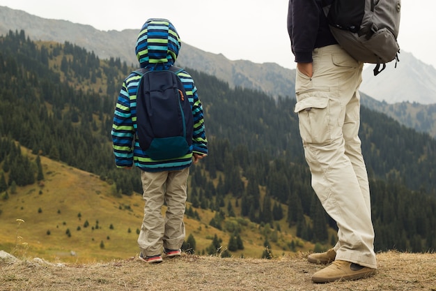 Père et fils traquent ensemble dans les montagnes.