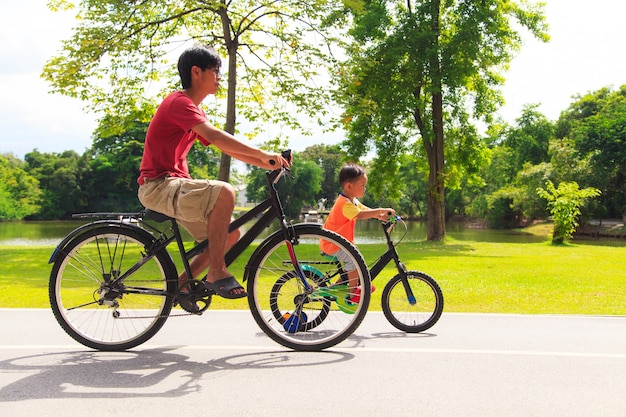 Père et fils à vélo