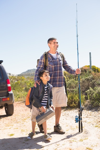 Père et fils en voyage de pêche