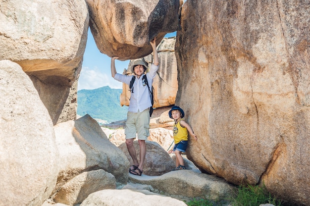 Père et fils voyageurs au cap Hon Chong, Garden stone, destinations touristiques populaires à Nha Trang. Vietnam