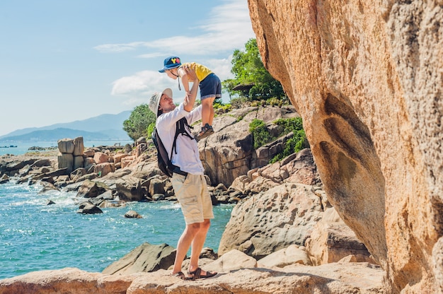 Père Et Fils Voyageurs Au Cap Hon Chong, Garden Stone, Destinations Touristiques Populaires à Nha Trang. Vietnam