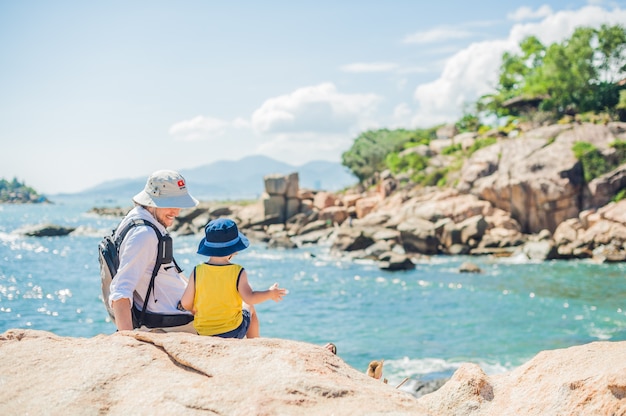 Père et fils voyageurs au cap Hon Chong, Garden stone, destinations touristiques populaires à Nha Trang. Vietnam