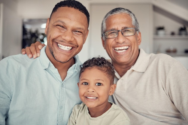 Père grand-père et garçon en portrait de famille à la maison ou au salon de la maison brésilienne en confiance amour et soutien Sourire heureux enfant et enfant se liant avec papa parent ou grand-parent âgé à la retraite