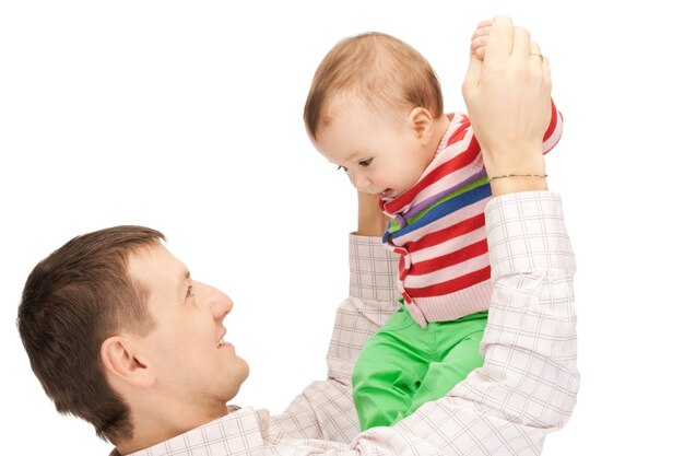 père heureux avec bébé adorable