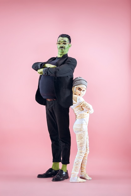 Père heureux de famille d'Halloween et fille d'enfants dans le costume et le maquillage d'halloween