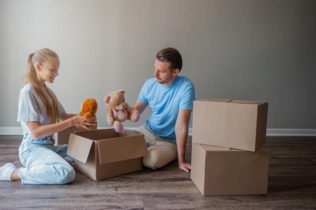 Un père heureux avec sa fille s'amuse dans leur nouvelle maison La famille profite de leur journée de déménagement