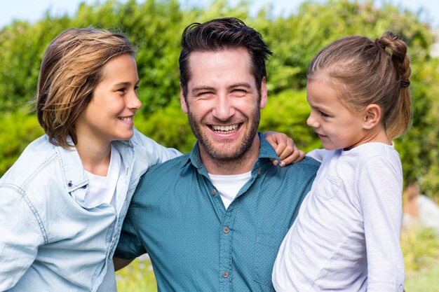 Père heureux avec ses enfants