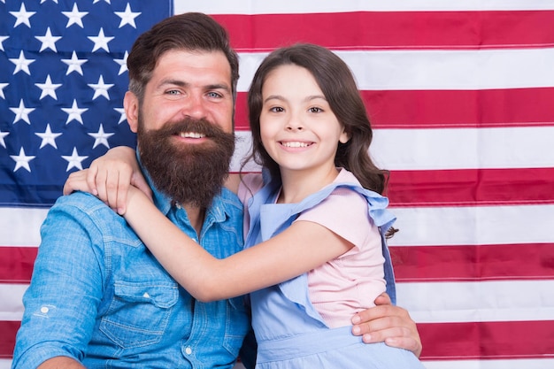 Père hipster barbu américain et jolie petite fille avec le drapeau américain Liberté droit fondamental L'indépendance est le bonheur Fête de l'indépendance Comment les américains célèbrent-ils le jour de l'indépendance