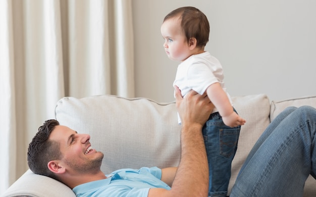 Père jouant avec bébé