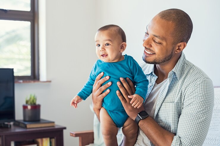 Père jouant avec bébé