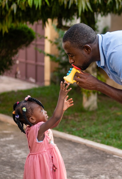 Photo père jouant avec sa petite fille