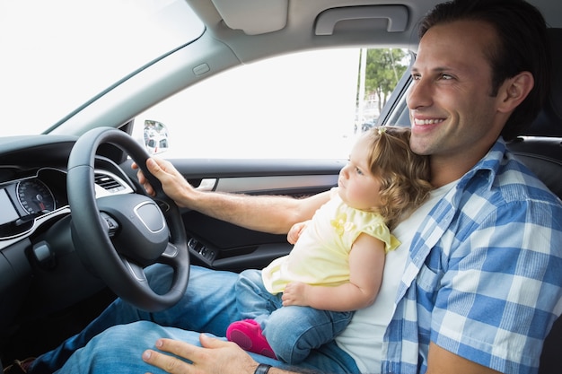 Père Joue Avec Bébé Dans Le Siège Du Conducteur