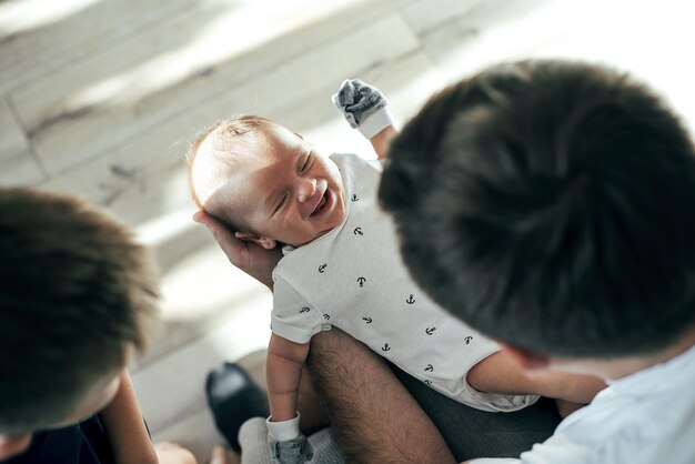 Photo le père joue avec les enfants à la maison.