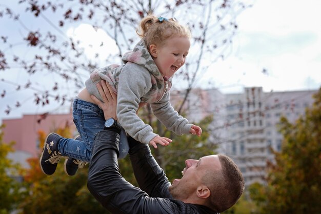 Père joue avec sa petite fille, la vomit, s'amuse