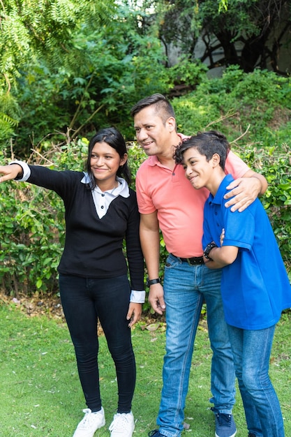 Père latino avec ses enfants à l'extérieur