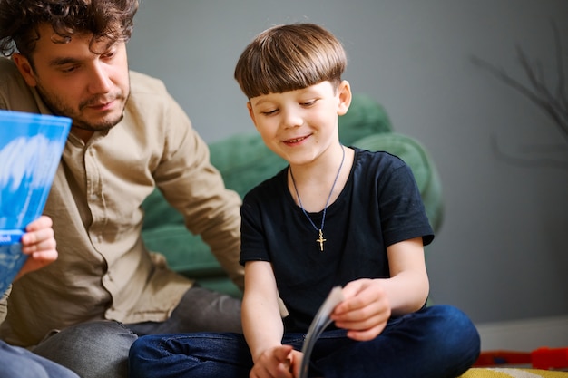 père lisant des histoires pour son fils