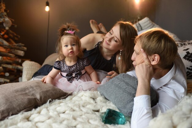 Père maman et leur petite fille d'un an s'amusent ensemble avant Noël