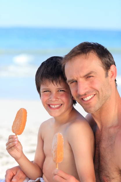 Père mange une glace avec son fils