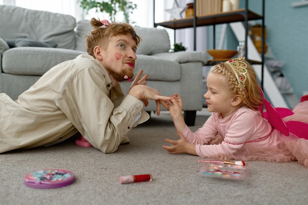 Père avec maquillage drôle et fille