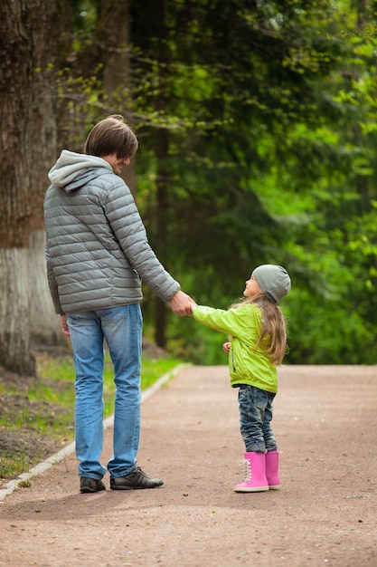 Père marchant avec sa fille.