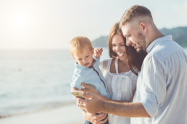 Père, mère et enfant avec une activité de détente, marcher et jouer sur la plage tropicale