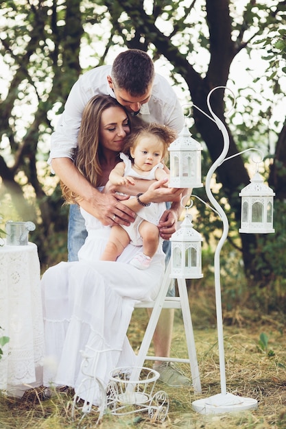 Père, mère et fille ensemble au pique-nique dans le jardin