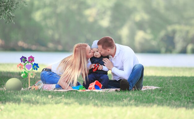 Père, mère et jeune fils lors d'un pique-nique