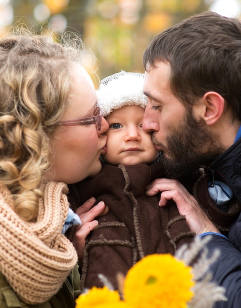 Photo père et mère s'embrassent fils mignon