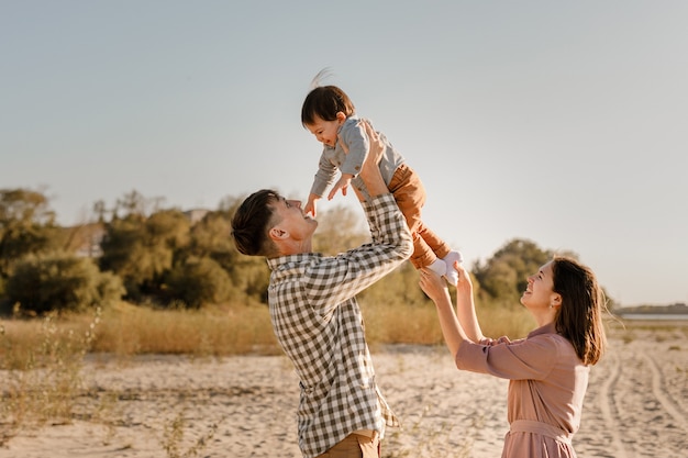 Père Mère Tenant Bébé Fils Sur Les Mains Et Aller Ensemble