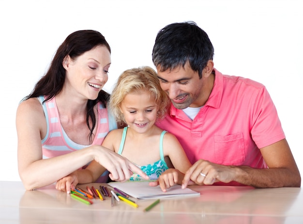 Père et mère en train de lire avec sa fille