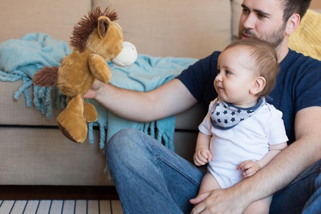 Père moderne jouant avec le petit garçon