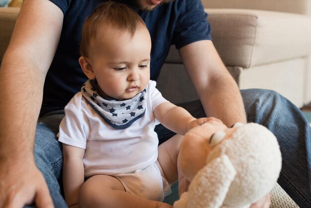 Père moderne jouant avec le petit garçon