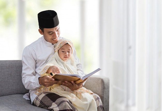 Père musulman a lu le coran avec sa fille