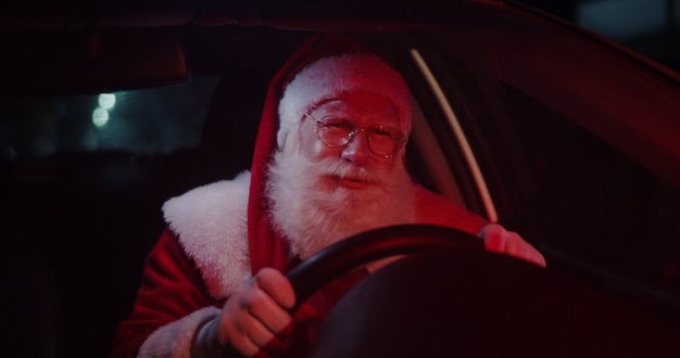 Le Père Noël agacé dans une voiture coincée dans la circulation.