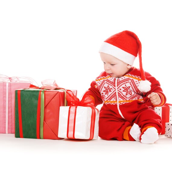 Père Noël aide bébé avec des cadeaux de Noël sur blanc