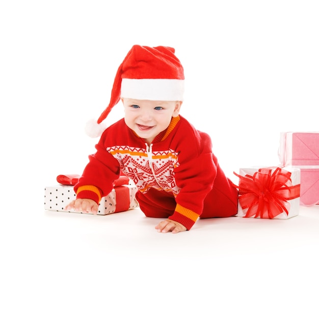 Père Noël aide bébé avec des cadeaux de Noël sur blanc