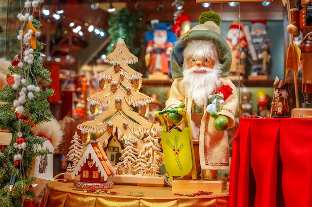 Père Noël, arbre de Noël et jouets à la boutique du marché de souvenirs de Noël à Bruges, Belgique