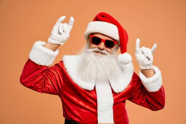 Père Noël Barbu Montrant Un Double Signe à Deux Cornes Avec Les Mains